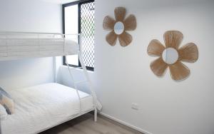 Postel nebo postele na pokoji v ubytování Taranaki 2- Ground Floor, Mooloolaba Beach Apartment