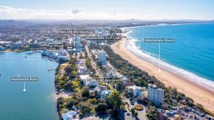 una vista aérea de una playa y el océano en TARA7- On Trend At Taranaki, en Mooloolaba