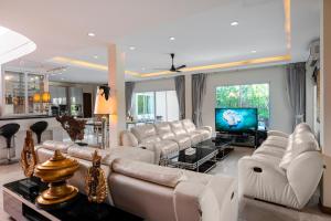 TV a/nebo společenská místnost v ubytování Beyond Villa