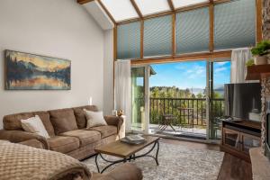 Un lugar para sentarse en Paddle & Pine - Lake Views & Private Dock Access