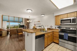 Una cocina o kitchenette en Paddle & Pine - Lake Views & Private Dock Access