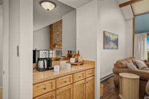 Una cocina o kitchenette en Paddle & Pine - Lake Views & Private Dock Access