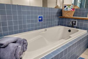 Un baño de Paddle & Pine - Lake Views & Private Dock Access