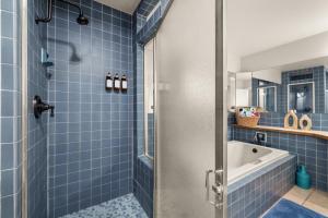 Un baño de Paddle & Pine - Lake Views & Private Dock Access