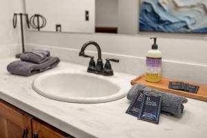 Un baño de Paddle & Pine - Lake Views & Private Dock Access