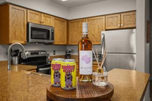 Una cocina o kitchenette en Paddle & Pine - Lake Views & Private Dock Access