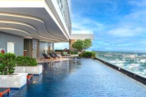 Bazén v ubytování Holiday Inn & Suites Rayong City Centre by IHG nebo v jeho okolí