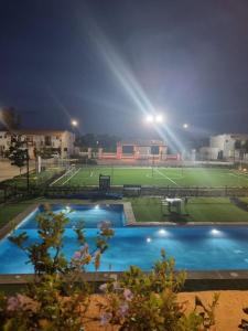 a view of a tennis court at night at Habitación y baño privado en lujoso residencial con alberca climatizada in Santa Gertrudis