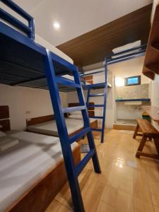 una habitación con dos literas y una escalera en San Juan Hostel, en Sampong