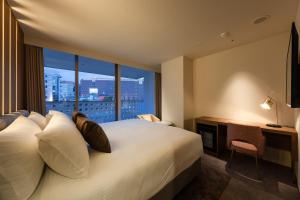 Un pat sau paturi într-o cameră la The OneFive Villa Fukuoka - Vacation STAY 33466v