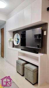 un soggiorno con un microonde e due sgabelli di Stylish Modern Condo at Shore Residences MOA a Manila