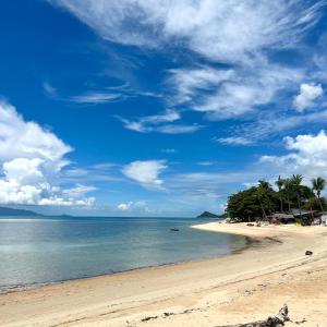 una playa con un cielo azul y el océano en Home in Bang Po Beach Koh Samui, en Nathon Bay