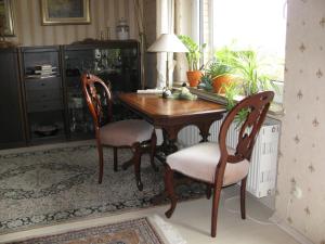 a dining room with a table and two chairs at Ferienwohnung Flegessen Weserbergland in Bad Münder am Deister