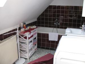 a bathroom with a sink and a bath tub at Ferienwohnung Flegessen Weserbergland in Bad Münder am Deister +19 photos