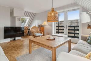 Et tv og/eller underholdning på Renovated Family Home In Listed - Close To Sea