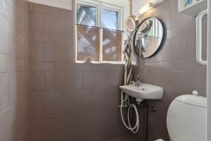 Et badeværelse på Renovated Family Home In Listed - Close To Sea + 22 billeder