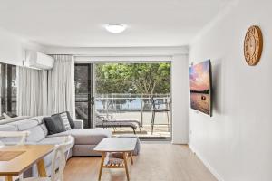 穆卢拉巴Spinnaker Apt 6- Mooloolaba Beach的带沙发和桌子的客厅
