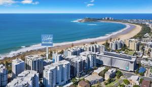穆卢拉巴Spinnaker Apt 6- Mooloolaba Beach的享有海滩空中美景的公寓