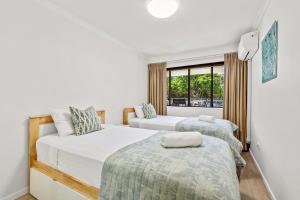 Spinnaker Apt 6- Mooloolaba Beach客房内的一张或多张床位