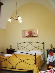 マリーナ・ディ・マンカヴェルサにあるSpruzzi di mareのベッドルーム1室(黄色のベッドカバー付)