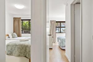 Spinnaker Apt 6- Mooloolaba Beach客房内的一张或多张床位