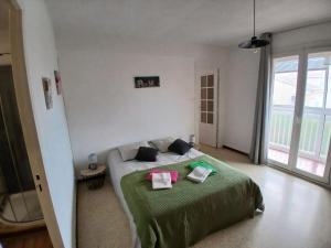 une chambre avec un lit avec deux serviettes dessus dans l'établissement Agréable T2 a 3mn de la mer parking wifi, à Six-Fours-les-Plages