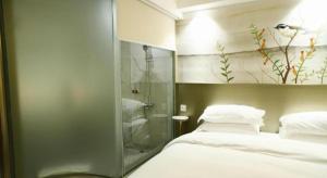 Postel nebo postele na pokoji v ubytování 翠竹酒店(深圳东门城景中心店)