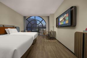 une chambre d'hôtel avec un lit et une télévision à écran plat dans l'établissement Echarm Hotel Changsha Huanghua Airport, à Gutang 177 autres photos