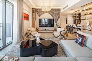 迪拜Skyline Vista 3-Bedroom Haven with Lagoon Retreat的客厅里有一张沙发和一张桌子。