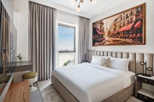 迪拜Skyline Vista 3-Bedroom Haven with Lagoon Retreat的一间有床和窗户的酒店房间 更多71张照片