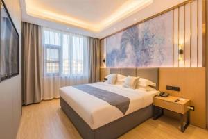 Un dormitorio con una cama grande y una ventana grande. en GreenTree Eastern Hotel Tianjin Dongli Development Zone Xinli Metro Station, en Tianjin 158 fotos más