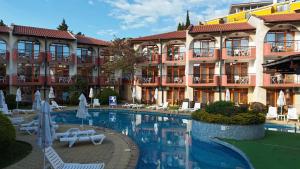 Bazén v ubytování Complex Sunrise by HMG - All Inclusive nebo v jeho okolí