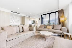 un soggiorno con due divani e un tavolo di Breeze 801 a Mooloolaba