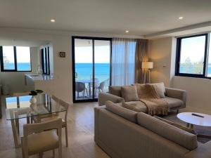 un soggiorno con un divano e un tavolo di Breeze 801 a Mooloolaba