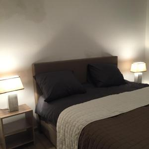 1 dormitorio con 1 cama grande y 2 lámparas en Villa Einstein Apartments, en Amberes