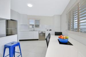 Kuchyň nebo kuchyňský kout v ubytování Alex Beach Apt Bilgola4