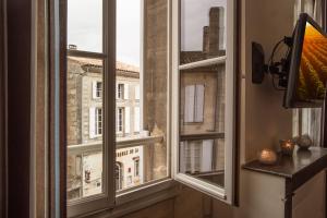 ventana con vistas a un edificio en Demeure des Girondins en Saint-Émilion