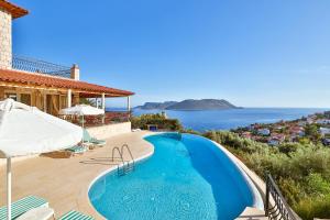 una piscina con vistas al océano en Villa Çınarlar en Kas