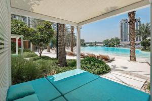 迪拜Skyline Vista 3-Bedroom Haven with Lagoon Retreat的从带泳池的度假村露台上看到的景色