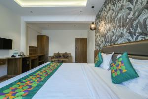 Treebo Pappilon Palace - PVS Circle客房内的一张或多张床位