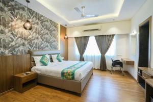 Treebo Pappilon Palace - PVS Circle客房内的一张或多张床位