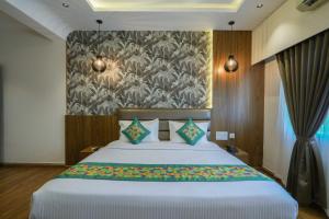 Treebo Pappilon Palace - PVS Circle客房内的一张或多张床位