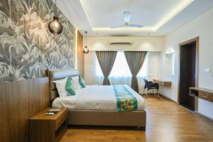 Treebo Pappilon Palace - PVS Circle客房内的一张或多张床位