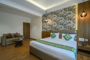 Treebo Pappilon Palace - PVS Circle客房内的一张或多张床位
