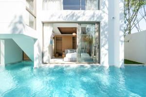 a villa with a swimming pool and a bedroom at Designer 3BR Pool Villa in New Build LuxPride 4 L8 Residence in Ban Pak Lak
