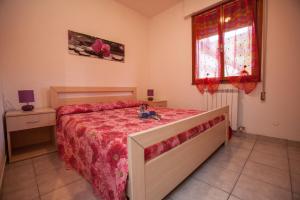 a bedroom with a bed and a window at Charming 2-room apartment in a peaceful residential area in Rosolina Mare