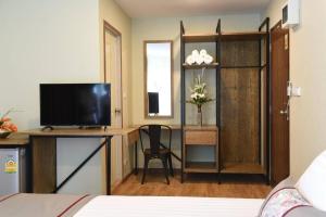 TV a/nebo společenská místnost v ubytování Home Inn Hotel + 4 fotografie