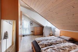 a bedroom with a bed and a wooden ceiling at Ferienwohnung Seeoase in Markelfingen