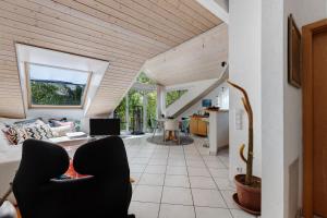 a living room with two chairs and a couch at Ferienwohnung Seeoase in Markelfingen