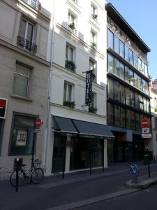 パリにあるLe Saint Hubert - Adriatic Hotelの自転車が前に停まった建物